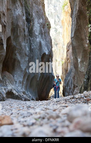 Giovani donne escursionismo, canyon Torrent de Pareis Cala de Sa Calobra, Serra de Tramuntana, UNESCO Weltnaturerbe, Mallorca, Spagna Foto Stock
