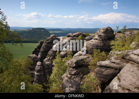 Vista dalla roccia Pfaffenstein sul castello di Koenigstein, Parco Nazionale Svizzera Sassone, Elba montagne di arenaria, Sassonia, Germania, Foto Stock