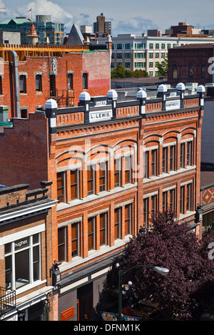 Una vista di abbassare Yates Street in Victoria, British Columbia, Canada Foto Stock