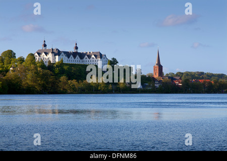 Vista sul lago di Grosser Ploener vedere sul castello e la chiesa di San Nicola, Ploen, parco naturale Holsteinische Schweiz, Mar Baltico, Foto Stock