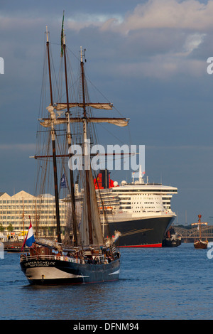 Nave a vela nella parte anteriore della nave da crociera Queen Mary 2 a porto, Hamburg Cruise Center Hafen City, Amburgo, Germania, Europa Foto Stock