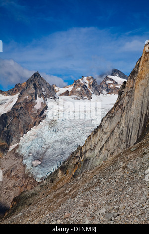 Un ghiacciaio tra le guglie del Bugaboo montagne, British Columbia, Canada Foto Stock