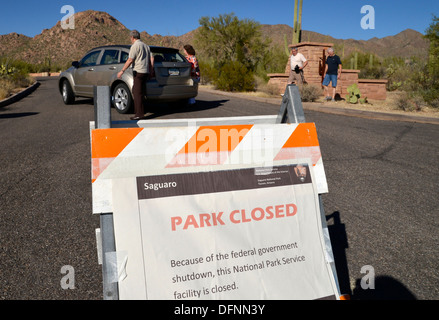 Segni a Parco nazionale del Saguaro, Tucson, Arizona, USA, indicano che il parco è chiuso durante il governo federale di arresto. Foto Stock