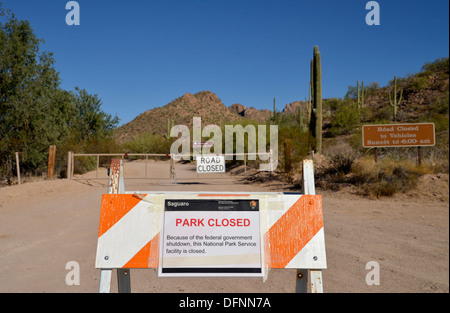 Segni a Parco nazionale del Saguaro, Tucson, Arizona, USA, indicano che il parco è chiuso durante il governo federale di arresto. Foto Stock