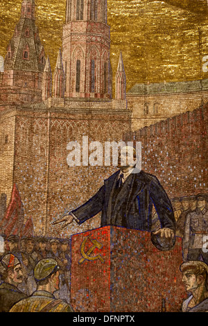 Mosaico storico, Lenin, stazione della metropolitana Komsomolskaya, Mosca, Russia Foto Stock