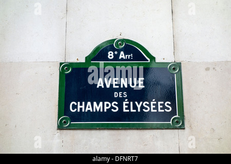 Avenue des Champs-Élysées insegna a Parigi, con un fascino vintage. Foto Stock