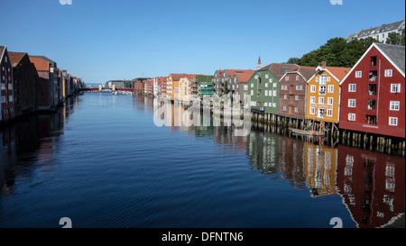 Belle case colorate sul lato del fiume di Nidelva, Trondheim Foto Stock