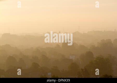 Il torneo di Wimbledon, Londra, Regno Unito. 8 ottobre 2013. In autunno la scena di sunrise in South West London Credit: amer ghazzal/Alamy Live News Foto Stock