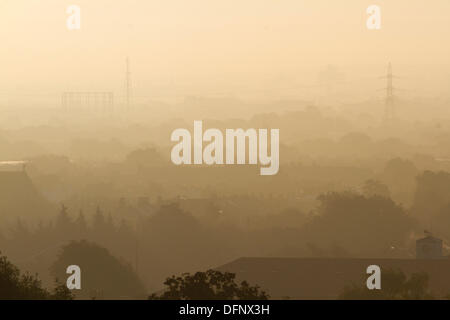 Il torneo di Wimbledon, Londra, Regno Unito. 8 ottobre 2013. In autunno la scena di sunrise in South West London Credit: amer ghazzal/Alamy Live News Foto Stock