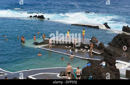 Madeira Portogallo. turisti nuotare e fare il bagno nel lago di lava rock pools nella località balneare di Porto Moniz Foto Stock