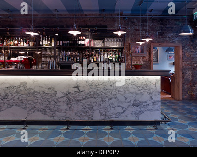 Jamie's Italian Greenwich, Greenwich, Regno Unito. Architetto: duro + Trevillion architetti, 2013. Bancone Bar e display. Foto Stock