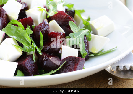 Insalata con barbabietola e morbido il formaggio feta e rucola Foto Stock