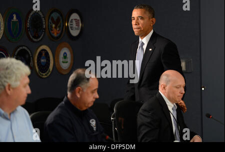 Washington, DC, Stati Uniti d'America. 07 ott 2013. Il Presidente degli Stati Uniti Barack Obama lascia il podio dopo l'erogazione di commento sul governo si arresta a FEMA la risposta nazionale Centro di coordinamento in Washington, DC, Stati Uniti d'America, 07 ottobre 2013. In tali osservazioni, di cui ha parlato il Presidente del governo 200 lavoratori che sono stati chiamati torna al lavoro anche se essi non sono stati pagati. Credito: Shawn Thew / Pool via CNP/dpa/Alamy Live News Foto Stock