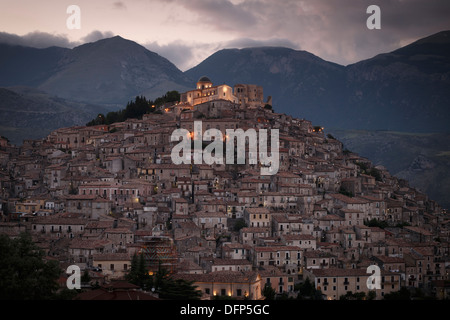 Morano Calabro al tramonto con il Pollino mountain range in background, Calabria, Italia. Foto Stock