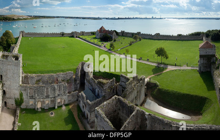 Portchester Castle che si affaccia sul porto di Portsmouth. Foto Stock