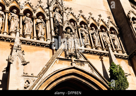 Cattedrale di Arundel, West Sussex, in Inghilterra, Regno Unito. Sculture ornate di Maria, Cristo e gli apostoli sulla facciata ovest. Foto Stock