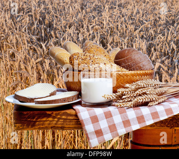 Prodotti da forno con bicchiere di latte Foto Stock