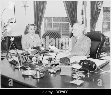 Una fotografia del presidente Harry S. Truman che lavora alla sua scrivania nell'ufficio ovale, che dice alla sua segretaria, Rose Conway, che illustra il suo ruolo nelle funzioni presidenziali quotidiane. Foto Stock