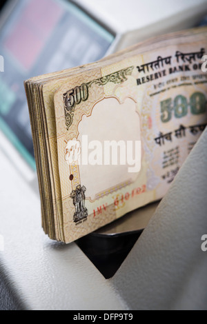 500 centinaia di banconote indiano essendo contati in una macchina Foto Stock