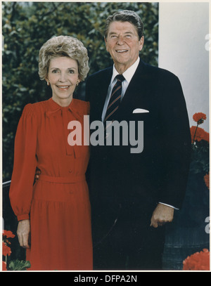 Questa fotografia cattura il ritratto ufficiale del presidente Ronald Reagan e della First Lady Nancy Reagan. Rappresenta il loro tempo alla Casa Bianca ed è parte della storia politica americana. Foto Stock