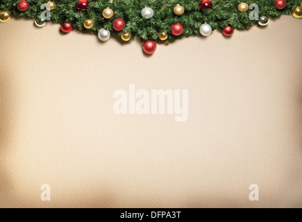 Decorazione di natale con la pelliccia e baubles. Foto Stock