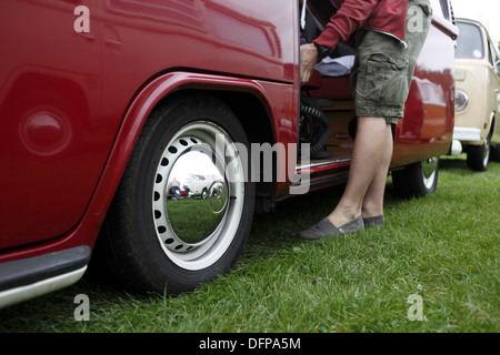 L'annuale "Brighton Breeze' VW camper van rally per appassionati avviene dal gancio Road Arena, nr Epsom a Brighton, Inghilterra Foto Stock