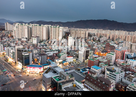 Skyline di Seul in Corea con un alto-aumento blocchi di appartamenti. Seul è una città con una popolazione di oltre 10 milioni di euro. Foto Stock