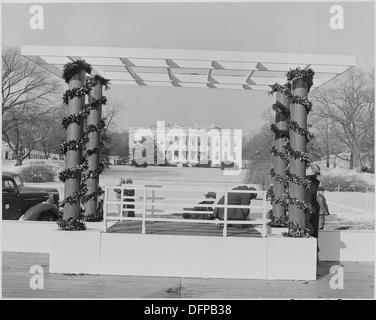 Fotografia di operai preparando l'altoparlante la piattaforma per il cerimoniale di illuminazione della comunità nazionale... 199277 Foto Stock