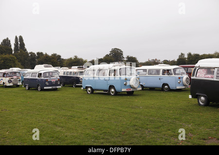 L'annuale "Brighton Breeze' VW camper van rally per appassionati avviene dal gancio Road Arena, nr Epsom a Brighton, Inghilterra Foto Stock