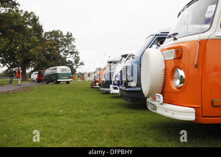 L'annuale "Brighton Breeze' VW camper van rally per appassionati avviene dal gancio Road Arena, nr Epsom a Brighton, Inghilterra Foto Stock