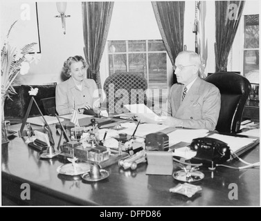 Questa fotografia cattura il presidente Harry S. Truman al lavoro nell'ufficio ovale, dettando un messaggio alla sua segretaria, Rose Conway. La scena illustra i doveri quotidiani del Presidente e l'ambiente formale dell'ufficio durante la sua amministrazione. Foto Stock