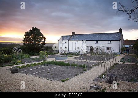 Hugh fearnley whittingstall's park farm al crepuscolo. River Cottage HQ vicino Axminster, Inghilterra, Regno Unito. Foto Stock