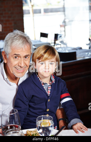 Felice nonno e nipote di mangiare insieme in un ristorante Foto Stock