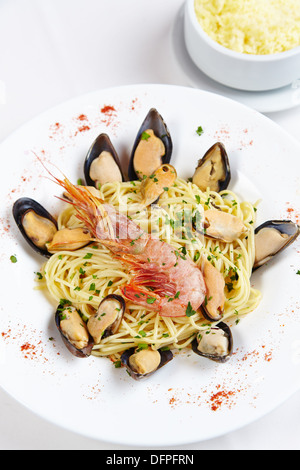 Spaghetti con seadfood fresco come i gamberetti e le cozze in un ristorante Foto Stock
