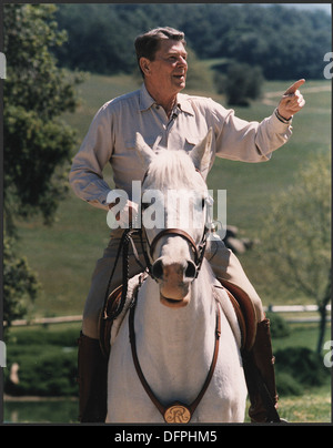 Questa fotografia mostra il presidente Ronald Reagan a cavallo del suo cavallo El Alamein a Rancho del cielo, il suo ranch in California. Cattura l'amore personale di Reagan per l'equitazione e il suo legame con la vita rurale. Foto Stock