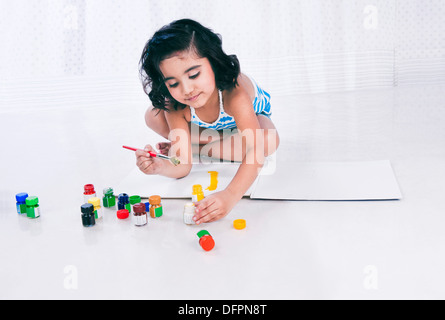 Ragazza dipinto con colori di acqua Foto Stock