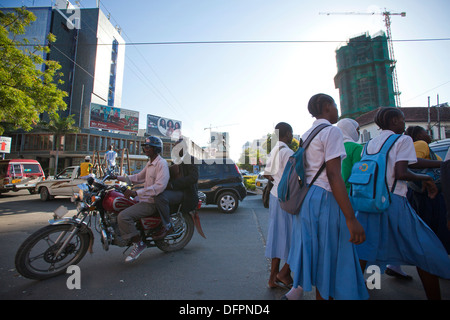 Il centro di Dar es Salaam con segnalatori acustici Askari un monumento in mezzo, Tanzania. Foto Stock