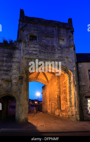 Browns Gate a notte, Cattedrale Chiesa di St Andrews in pozzetti, pozzetti Città, Englands più piccola città, Contea di Somerset, Inghilterra Foto Stock