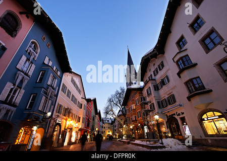 Austria, Tirolo, Kitzbuhel, Città Vecchia, Vorderstadt, la strada dello shopping di sera, Katherinen Chiesa Foto Stock