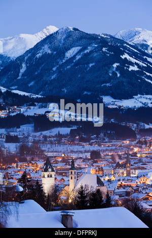 Austria, Tirolo, Kitzbuhel, Pfarr- e chiesa di Liebfrauen Kitzbuhel con panorama di sera, Foto Stock