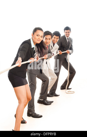 I dirigenti aziendali giocando Tug-of-War Foto Stock