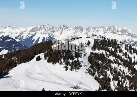 Austria, Tirolo, Kitzbuhel, Ski Resort Ehrenbachhöhe, Wilder Kaiser in background, Foto Stock