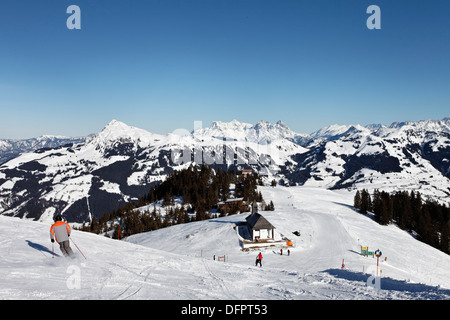 Austria, Tirolo, Kitzbuhel, vertice di Hahnenkamm, Kitzbuehler Horn in background, Kitzbuehler Horn in background. Foto Stock