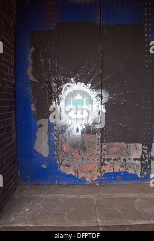 Super Mario Mushroom graffiti su una porta industriale, Bristol, Regno Unito Foto Stock