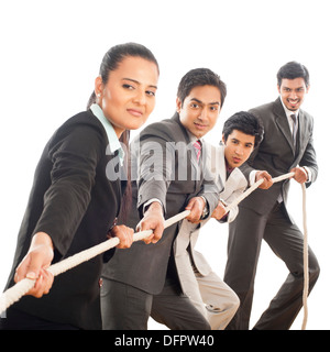 I dirigenti aziendali giocando Tug-of-War Foto Stock