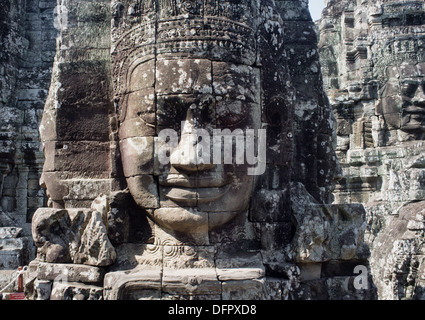 Scultura gigante di sorridere di fronte al famoso tempio Bayon ad Angkor, Cambogia Foto Stock