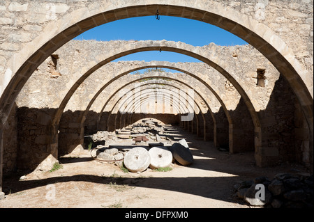 Il vecchio frantoio a Agios Georgios (San Giorgio) monastero, Karydi, Apokoronas, Creta, Grecia Foto Stock