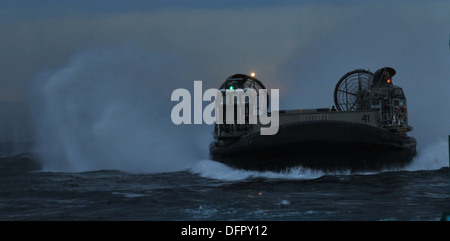 Una Landing Craft Air Cushion da assalto unità artigianali 4 si prepara a intraprendere la ben coperta della multipurpose Amphibious Assault s Foto Stock