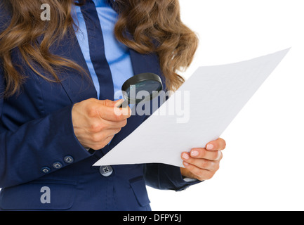 Primo piano sul business donna esame di documento utilizzando la lente di ingrandimento Foto Stock