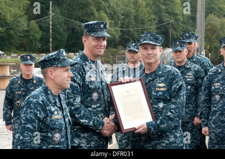 SILVERDALE, nello Stato di Washington (Sett. 26, 2013) posteriori Adm. Dietrich Kuhlmann, commander, Gruppo Sommergibili 9, presenta una cornice per una unità meritevole di lode award per la Cmdr. Richard Massie, Ohio-class missile balistico sommergibile USS Maine (SSBN 741) oro equipaggio comandare o Foto Stock